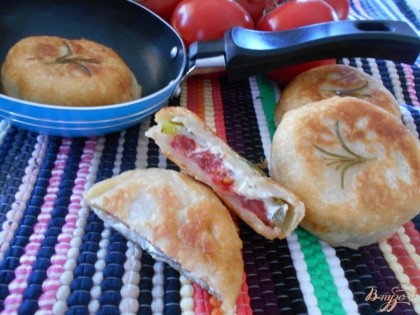 Готово! Подаем закусочные пирожки с помидорами, болгарским перцем и сливочным сыром в горячем виде. Приятного аппетита!