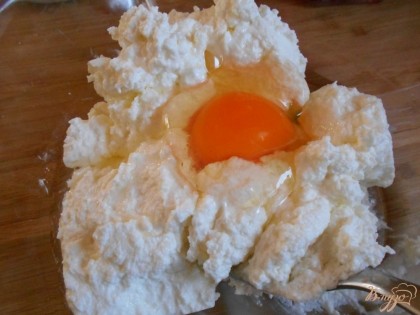 Творог смешиваем с яйцом, сахаром,солью и хорошо перемешиваем.