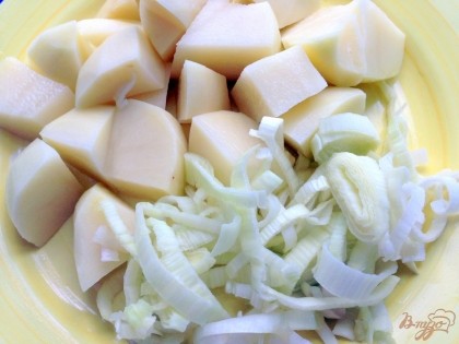 В бульон добавляем порезанный средними кубиками картофель, порей кольцами. Уменьшаем огонь до среднего, готовим 15 минут или до готовности картофеля.
