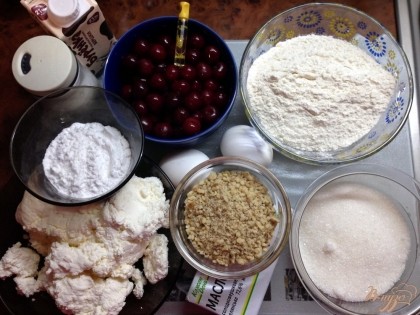 Подготавливаем ингредиенты для пирога.
