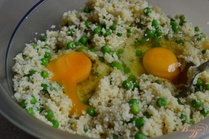 Выбить 2 яйца и добавить соль и специи по вкусу.
