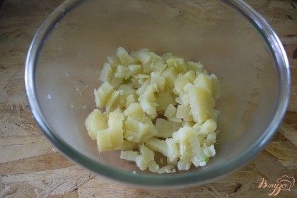 Отварите картофель. Очищенный, нарезать и выложить в миску.