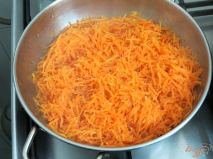Морковь чистим, моем, натираем на корейской тёрке, а затем пассеруем на растительном масле.