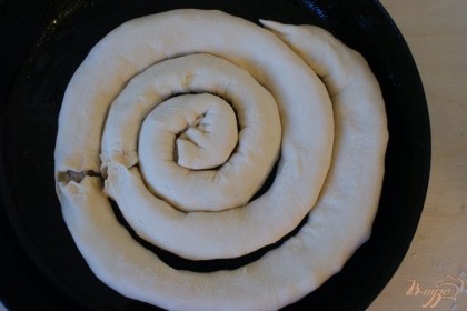 Кладем колбаски по очереди в форму для запекания, делая «улитку».