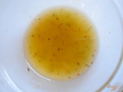 В отдельной емкости смешиваем оливковое масло, уксус, соль и перец. Полученным соусом поливаем салат.