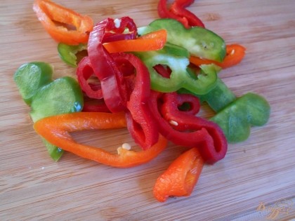 Лучше всего  подавать мясо с овощами, поэтому нарезаем болгарский перец разных цветов.