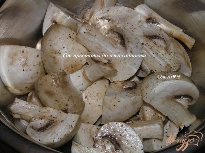 Крупные грибы нарезать на 4 части, посыпать адыгейской солью с травами.