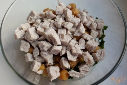 Предварительно отваренную свинину, режем кусочками и добавляем в салат.