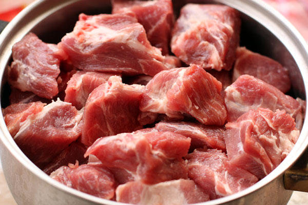 Мясо нарежьте не слишком крупными кусками (около 5 см). Лишний жир срежьте.