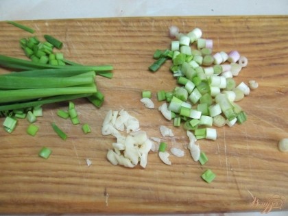 Нарезать чеснок и зеленый лук (белую часть лука).