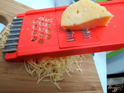 Сыр натираем на корейской тёрке.
