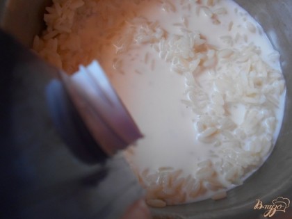 Доливаем в рис молоко, ставим кастрюлю на медленный огонь варим рис до готовности. На это уйдет около 30 минут.