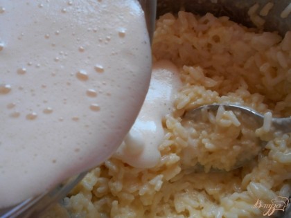Белки взбиваем с сахаром и порционно добавляем к рису.