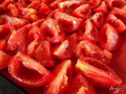 Посыпаем помидоры смесью трав. Включаем духовку и устанавливаем температуру 100 г С. Отправляем противень в духовку и вялим помидоры в течении 3-4 часов.