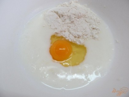 Приготовить кляр. Соединить кефир (у меня йогурт) или кислое молоко с яйцом, мукой и солью.