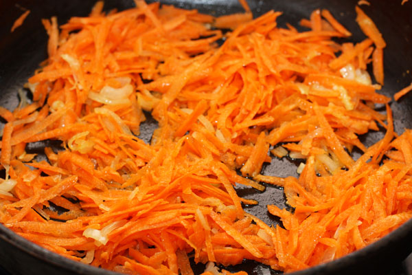 Добавьте натертую на крупной терке морковь и потушите еще 2-3 минуты.