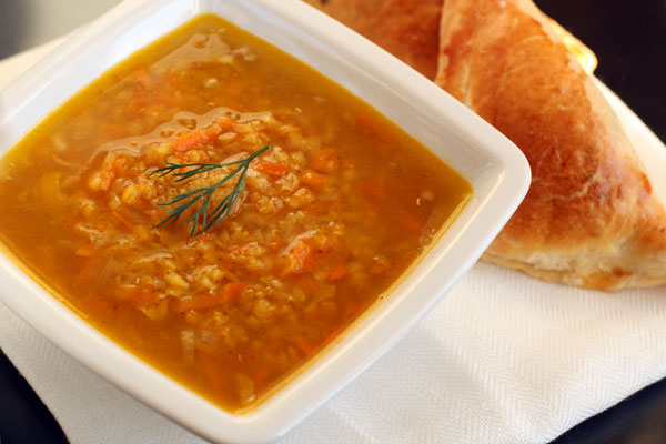 Подавайте суп из чечевицы горячим со свежим хлебом, гренками или пирожками.