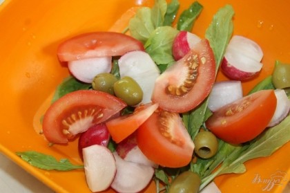 Добавить оливки и помидор нарезанный крупными дольками.