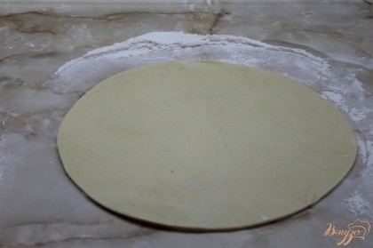 Раскатать тонко тесто и обрезать с помощью круглой доски заготовку.