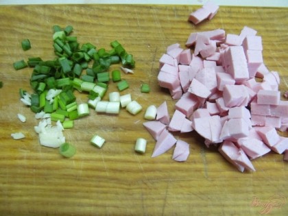 Мелко нарезать лук и колбасу.