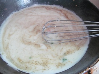 В другой сковороде приготовить соус. Молоко разогреть, посолить и добавить муку. Перемешать и довести до густоты. Я еще добавила специи - хмели-сунели.