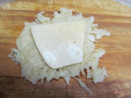 Формируем большую котлету. На ладонь выложить часть картофеля, сверху ломтик сыра.