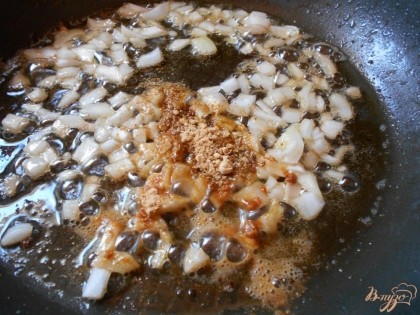 На сковородку выкладываем оставшийся лук и добавляем специи, обжариваем лук до золотистого цвета.