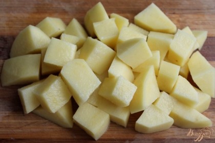 Режем кубиками картофель.