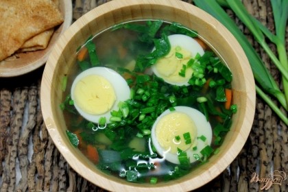 Готово! Суп наливаем в порционные тарелки и добавляем несколько кусочков вареного яйца. Приятного аппетита.