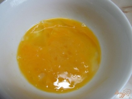 Яйца перемешать в тарелке. Размешивать без фанатизма, только что бы соединились желтки с белками. Посолить и поперчить.