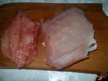 Мясо разрезать на два или три куска.