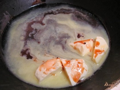 В сковороде распустить половину сливочного масла с сиропом (сироп любой или жидкость с варенья).