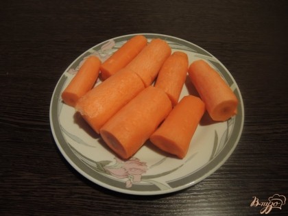 Очищаем от кожуры морковь и режем её на куски удобного для последующего измельчения размера.