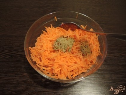 Смешиваем с морковью специальные приправы для моркови по-корейски либо добавляем свои любимые пряные приправы. Подойдут имбирь, гранулированный чеснок и прочее. Я добавил ещё немного кориандра.