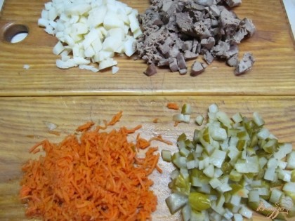 Печень, яйца, картофель и огурцы нарезать мелким кубиком. Длинные полоски моркови нарезать мельче.