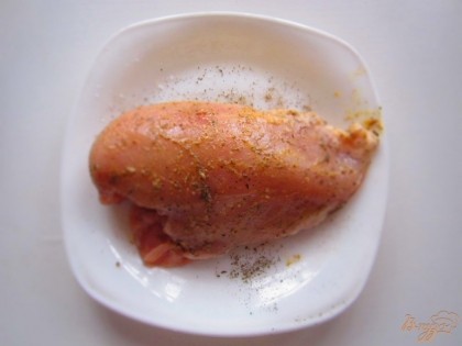 Куриную грудку натрите солью, базиликом, черным перцем и 1ч.л острой горчицы.