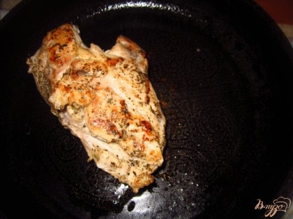 Положите куриную грудку на раскаленную сковороду с оливковым маслом и обжарьте ее с двух сторон до зажаренной корочки.
