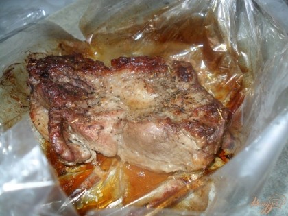 Затем поместить мясо в рукав, завязать его. Запекать мясо в разогретой духовке, при 180 градусах, 60 минут.
