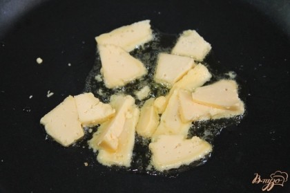 Сыр твердый нарезать крупно и кинуть на сковороду с растительным маслом.