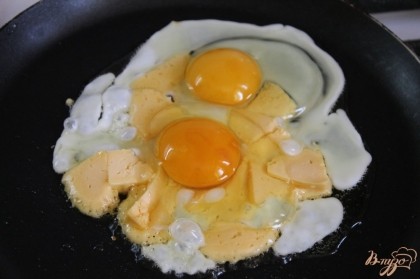 На сыр аккуратно вбить яйца чтобы не повредить желток.