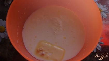 в еле теплое молоко, добавляем немного растопленное сливочное масло, соль, сахар и дрожжи.