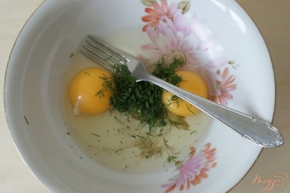 Готовим яичные блинчики. Берем 2 яйца, зелень, добавляем соль и все взбиваем.