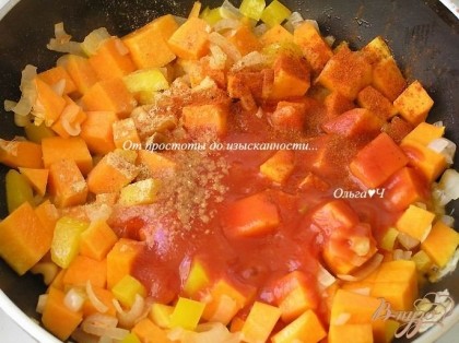 затем тыкву, готовить 5 минут, помешивая. Затем развести в воде томатную пасту и влить в сковороду, перемешать. Всыпать паприку и имбирь.