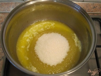 Сливочное масло растопить и смешать с сахаром.