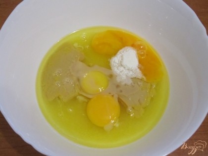 Перелить эту смесь в мисочку и добавить яйца, разрыхлитель и ликер. Перемешать.