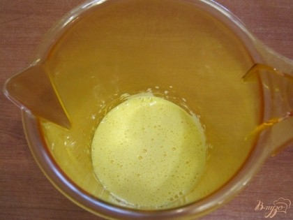 Яичные желтки взбить миксером с сахаром и щепоткой ванильного сахара.