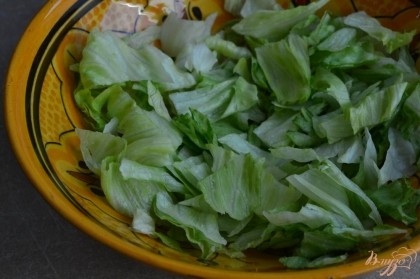 В салатник порезать салат айсберг.