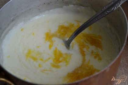 За это время готовим соус.В сотейник вылить сливки и поставить на огонь. Отдельно в 150 мл. холодной воды разводим крахмал, выливаем в горячие сливки и даем соусу загустеть. Затем добавляем сок и цедру половинки лимона. Солим по вкусу.