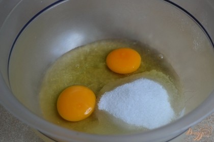 Яйца немного взбить с сахаром и щепоткой соли.
