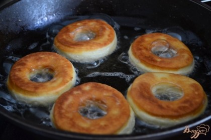 Обжаривать на сковороде с растительным маслом с обеих сторон.